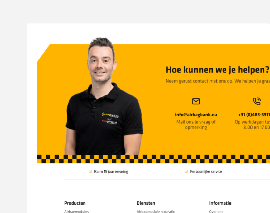 Een klantenservicepagina met een medewerker in een zwarte polo met Airbagbank.eu-logo, naast contactinformatie en servicemogelijkheden.
