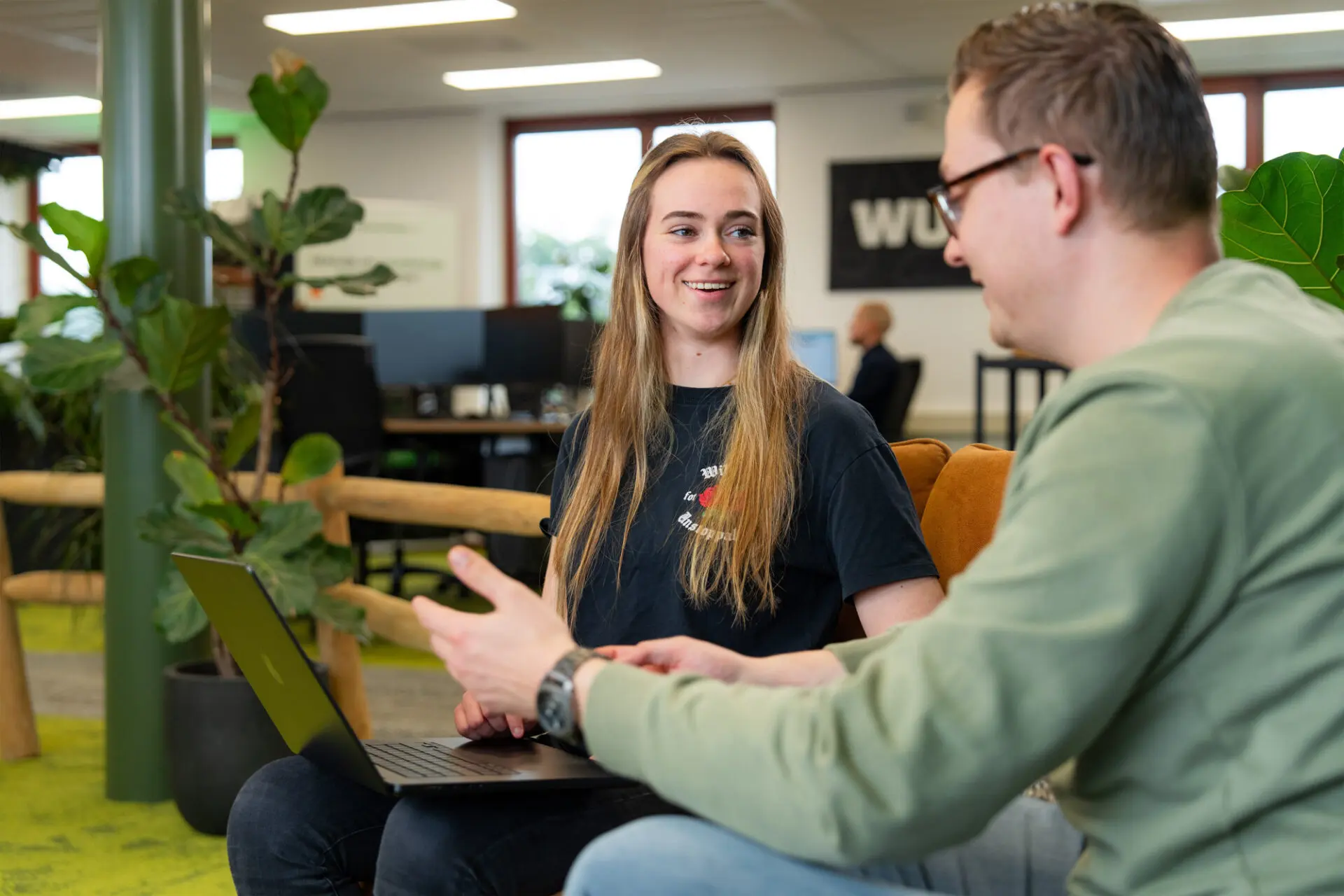 Medewerkers van Wux die AI koppeling bespreken