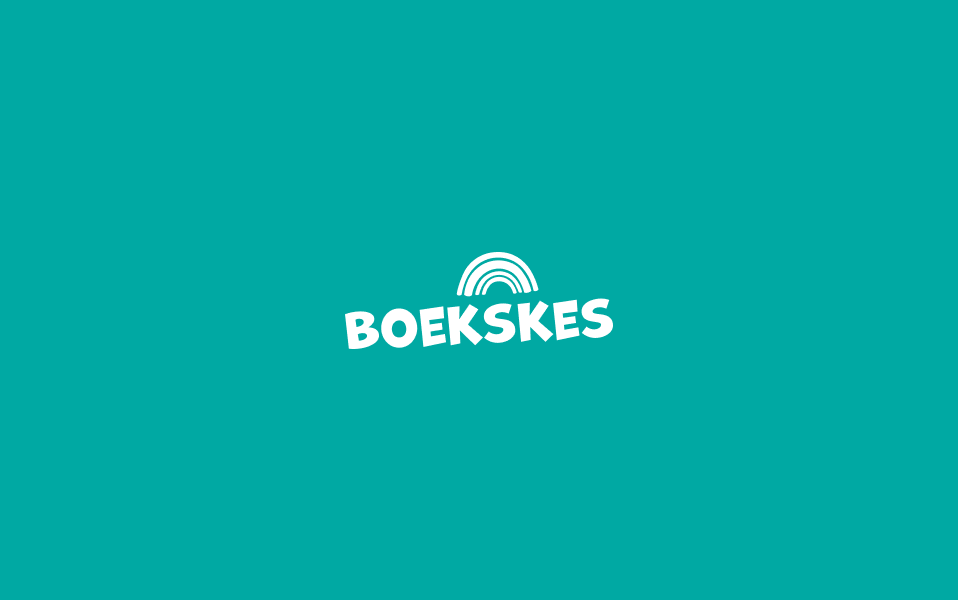 Het logo van Boekskes met een regenboogicoon, geplaatst op een blauwe achtergrond.