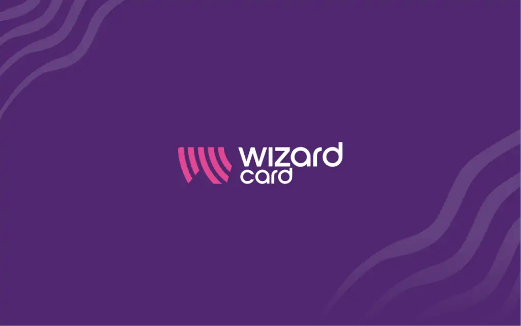 Het logo van Wizard Card op een paarse achtergrond met golvende lijnen. Het logo bevat roze en witte tekst en een gestileerd icoon.