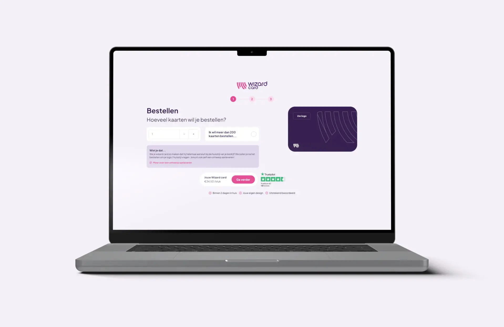 Een laptop met de bestelpagina van Wizard Card op het scherm, waarop een paarse digitale kaart en invoervelden voor het bestelproces te zien zijn.