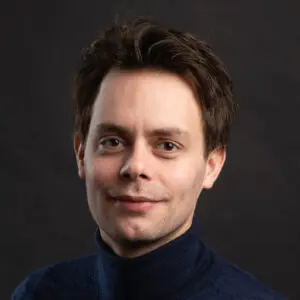 lachende-man-met-zwarte-achtergrond