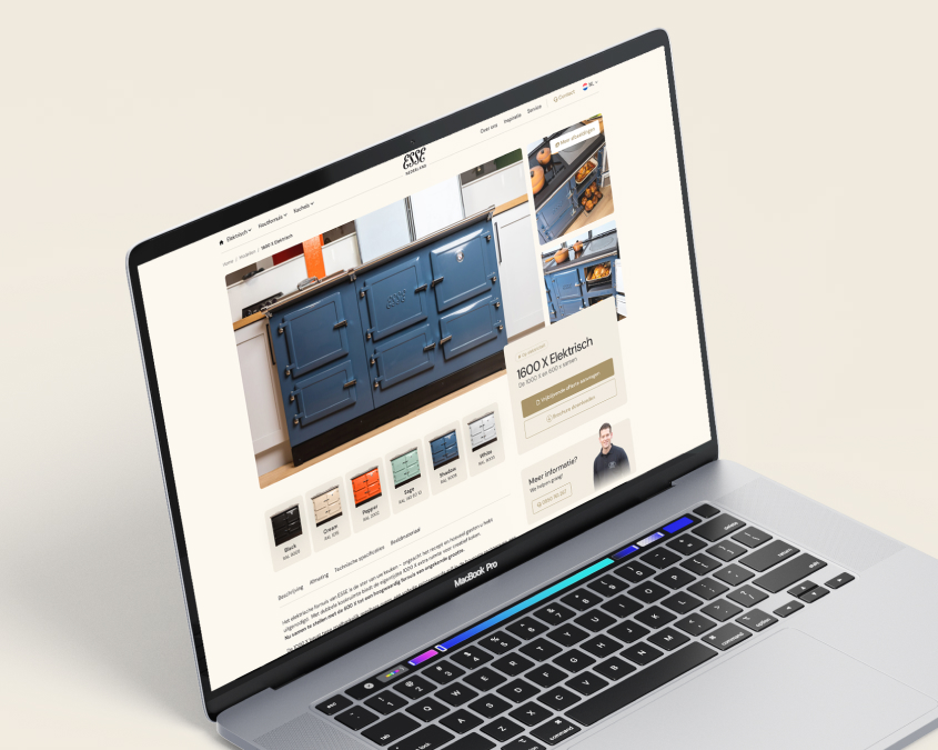 Een MacBook Pro met de productpagina van een blauw ESSE fornuis, waarop kleuropties en productdetails zichtbaar zijn.