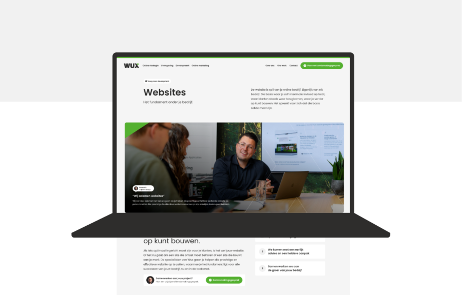 Afbeelding van een laptop met een website over webontwikkeling op het scherm