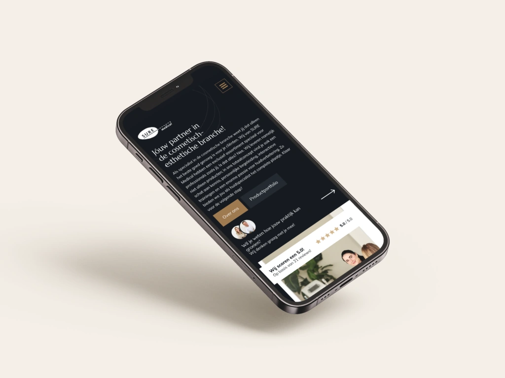 Een MacBook Pro met de trainingsagenda van de SURE Academy voor huidtherapeuten en specialisten.