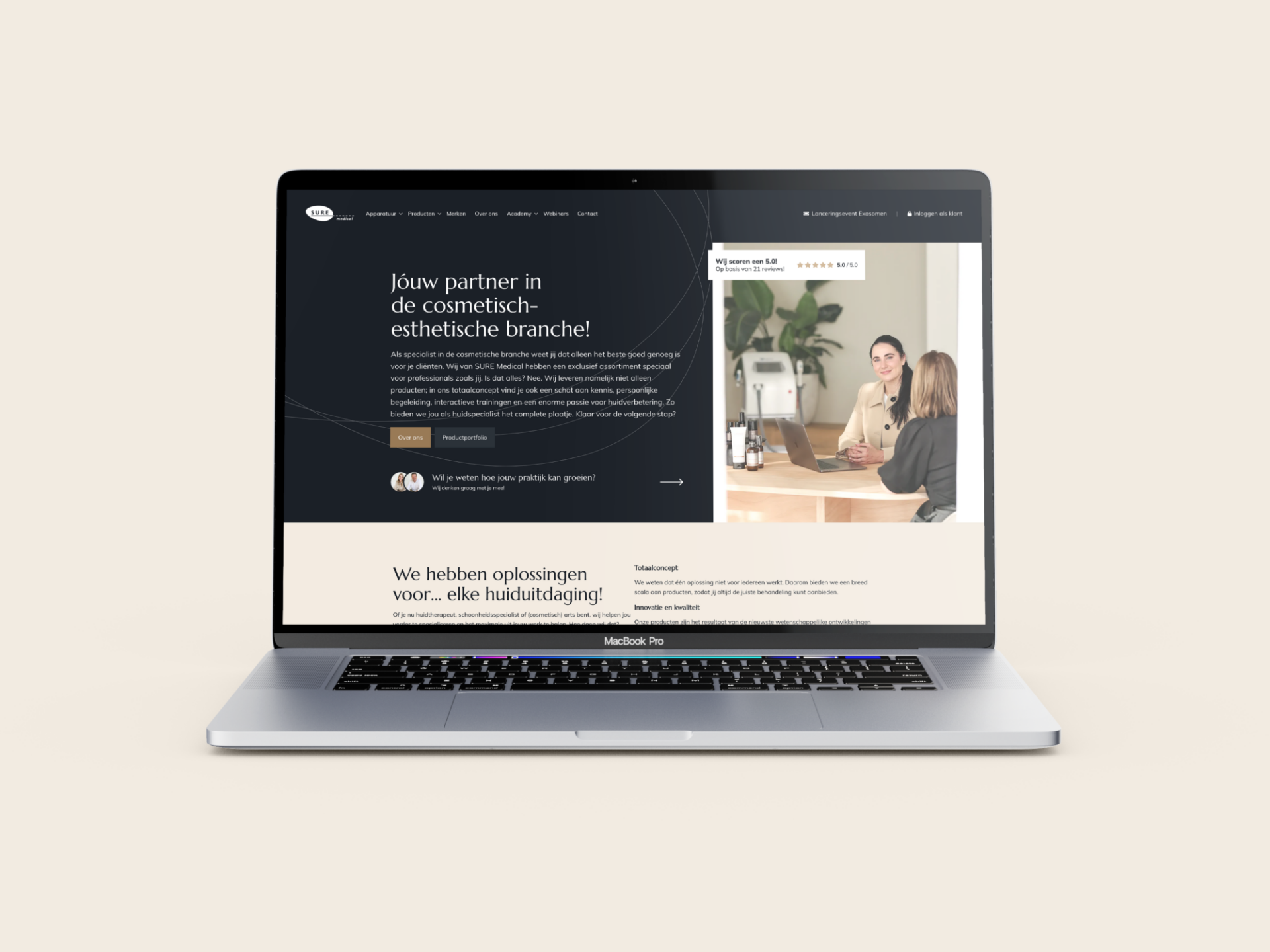 Een MacBook Pro met de homepage van een website die gespecialiseerd is in esthetische behandelingen en producten.
