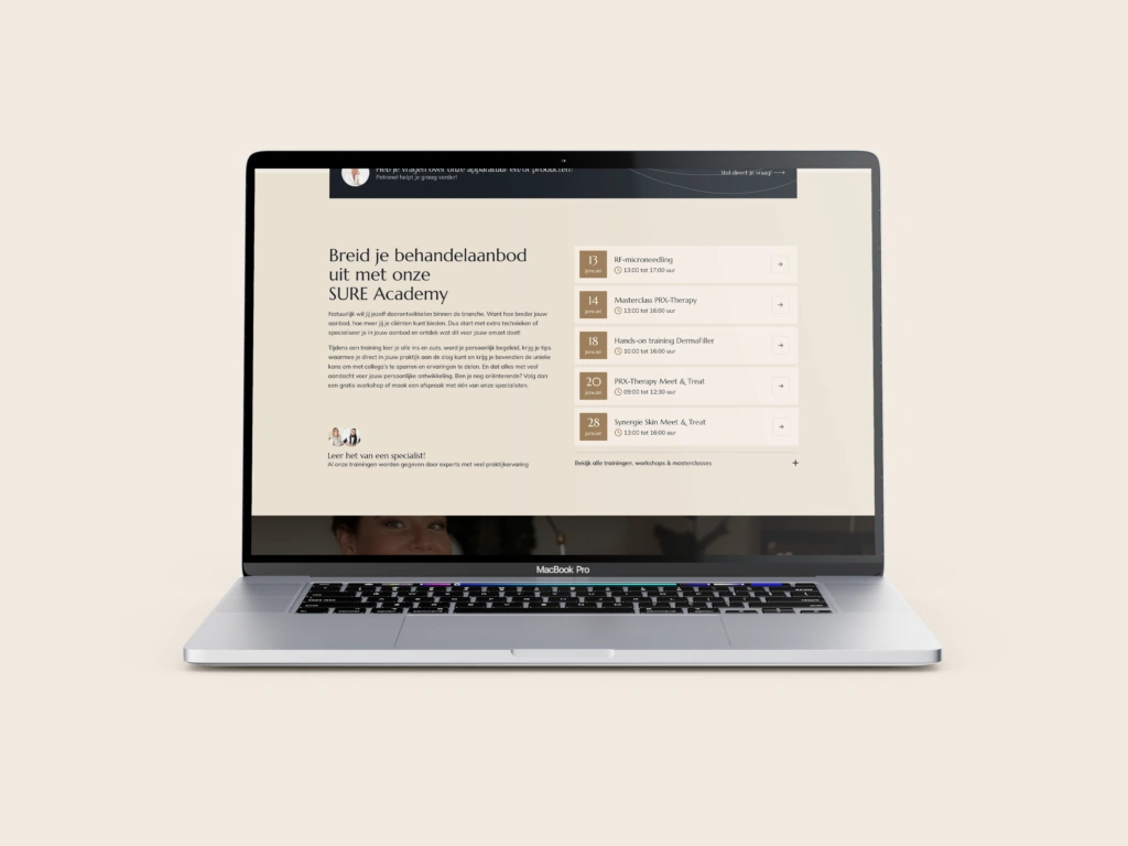 Een MacBook Pro met de trainingsagenda van de SURE Academy voor huidtherapeuten en specialisten.