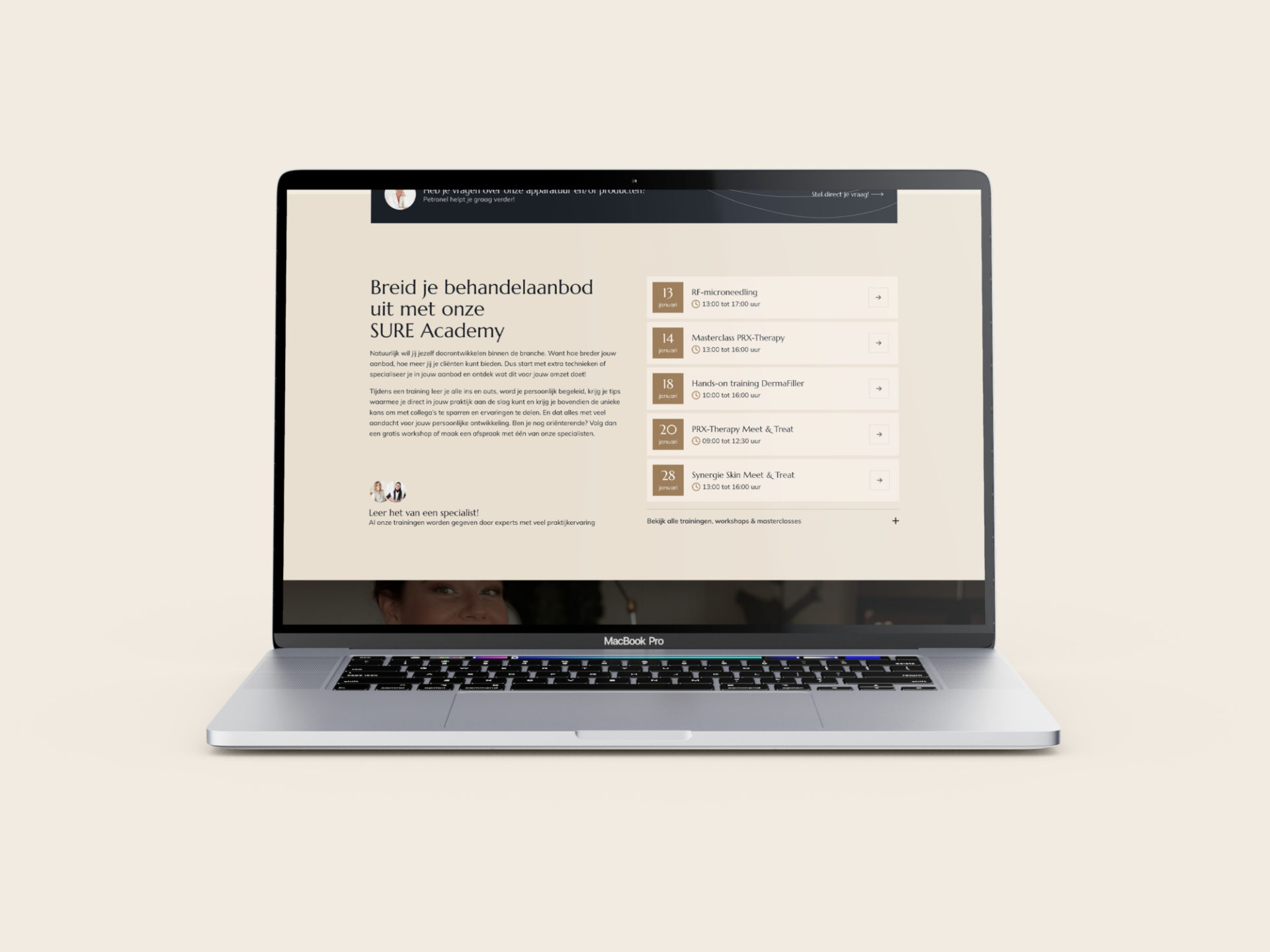 Een MacBook Pro met de trainingsagenda van de SURE Academy voor huidtherapeuten en specialisten.
