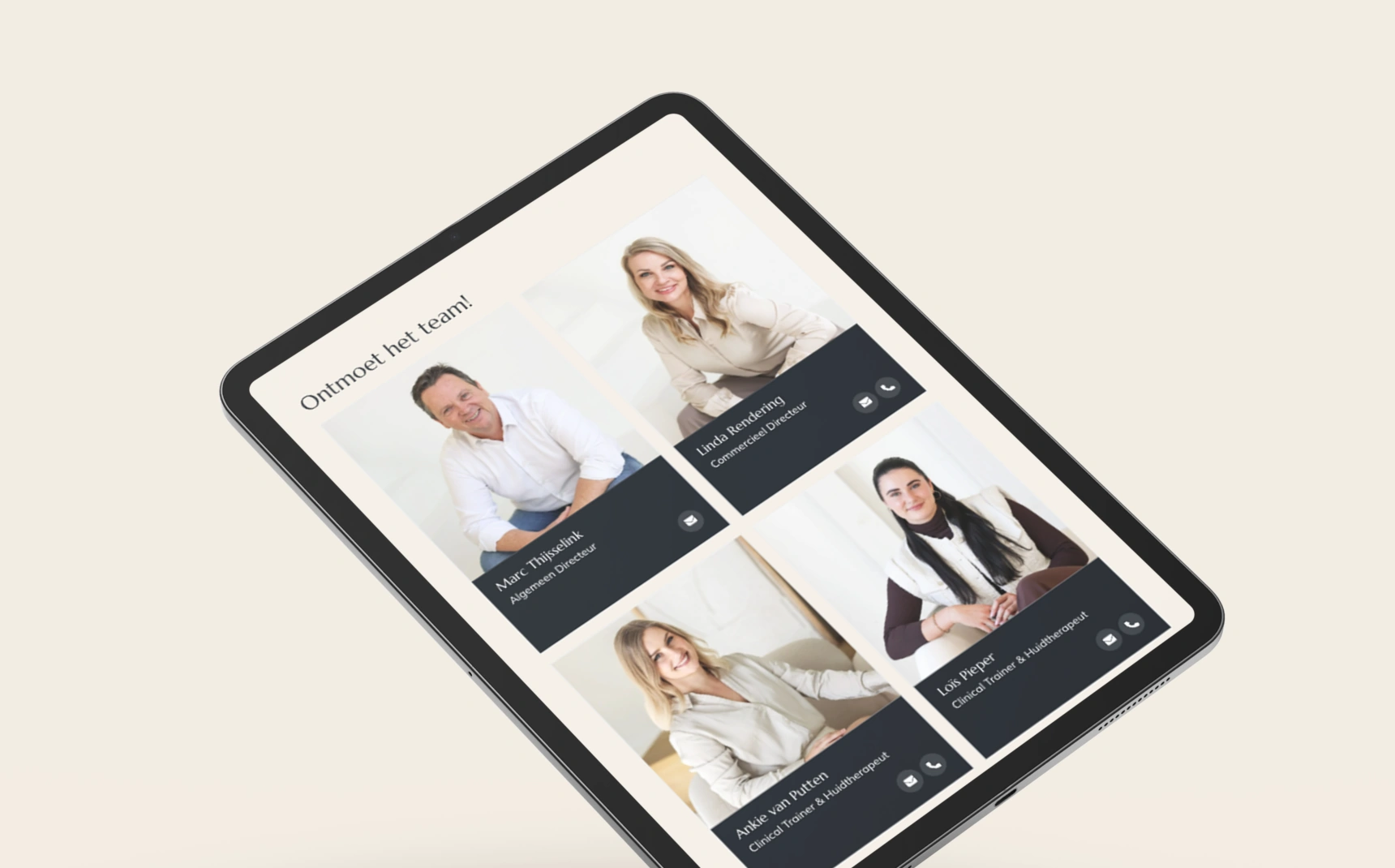 Een tablet met een teamoverzicht van vier medewerkers, inclusief hun namen en functies.