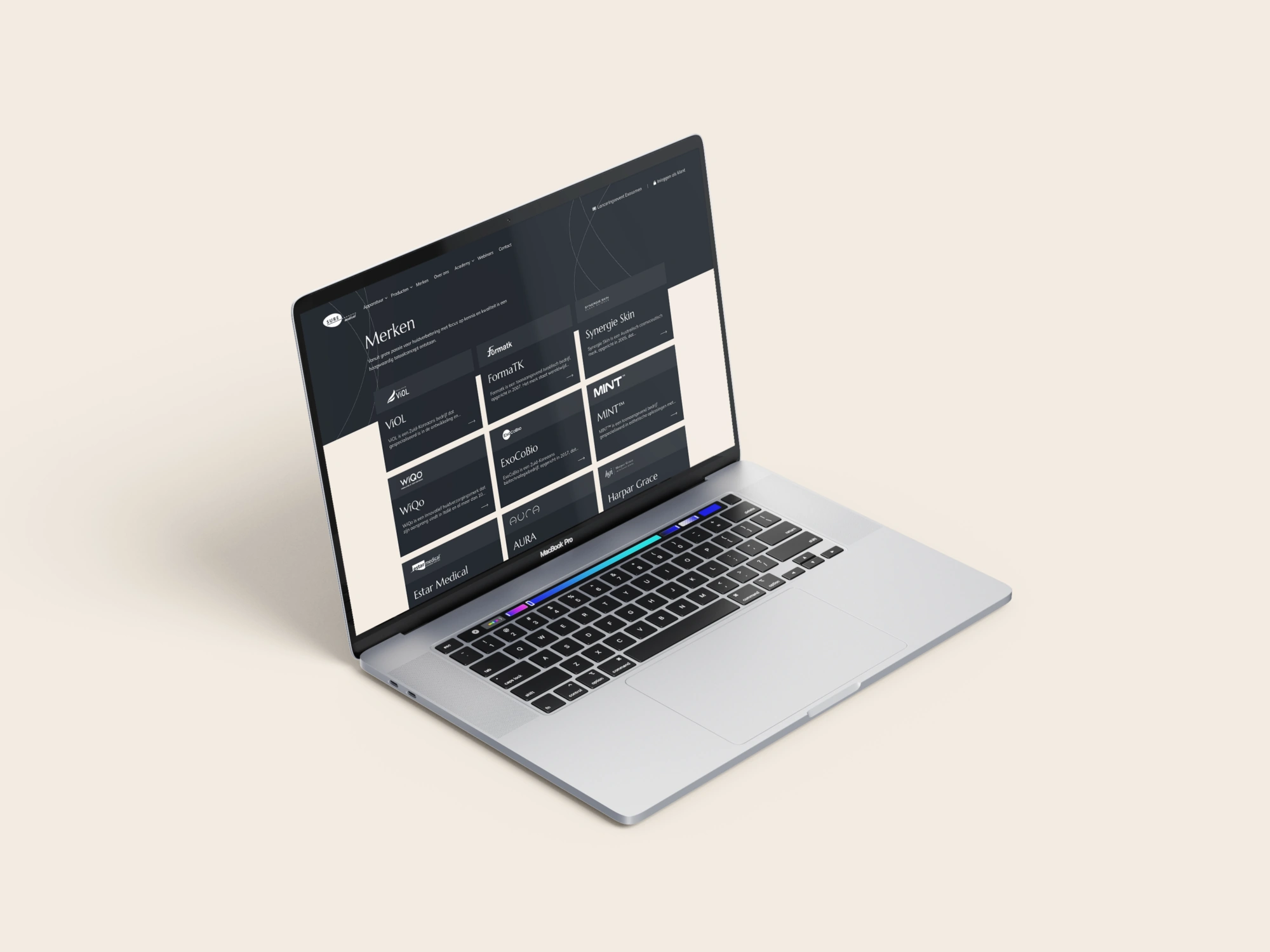 Een MacBook Pro met een overzicht van verschillende esthetische en medische merken op een website.