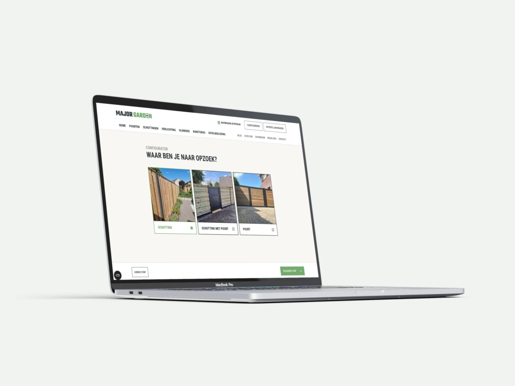 Een laptop met de Major Garden website, waarop de gebruiker kan kiezen tussen verschillende schuttingen en poorten.