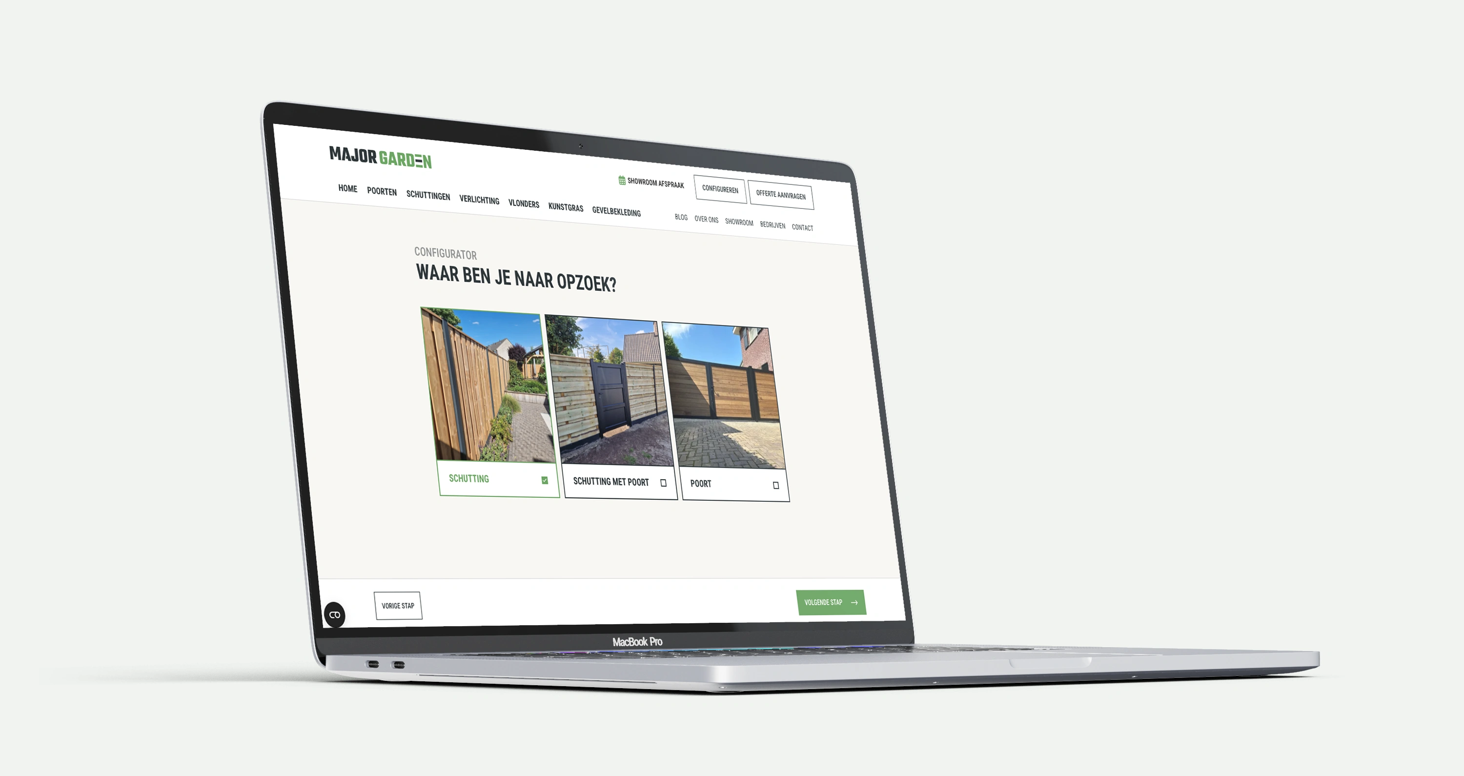 Een laptop met de Major Garden website, waarop een gebruiker de juiste schutting kan selecteren.