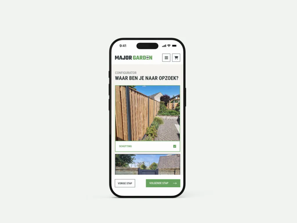 Een mobiele weergave van een configurator voor schuttingen en poorten op de Major Garden website.