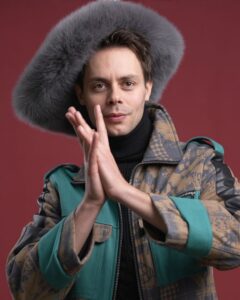 AI-gegenereerde afbeelding van Bo Pennings in een creatieve outfit met bontmuts en grafisch design-jack.