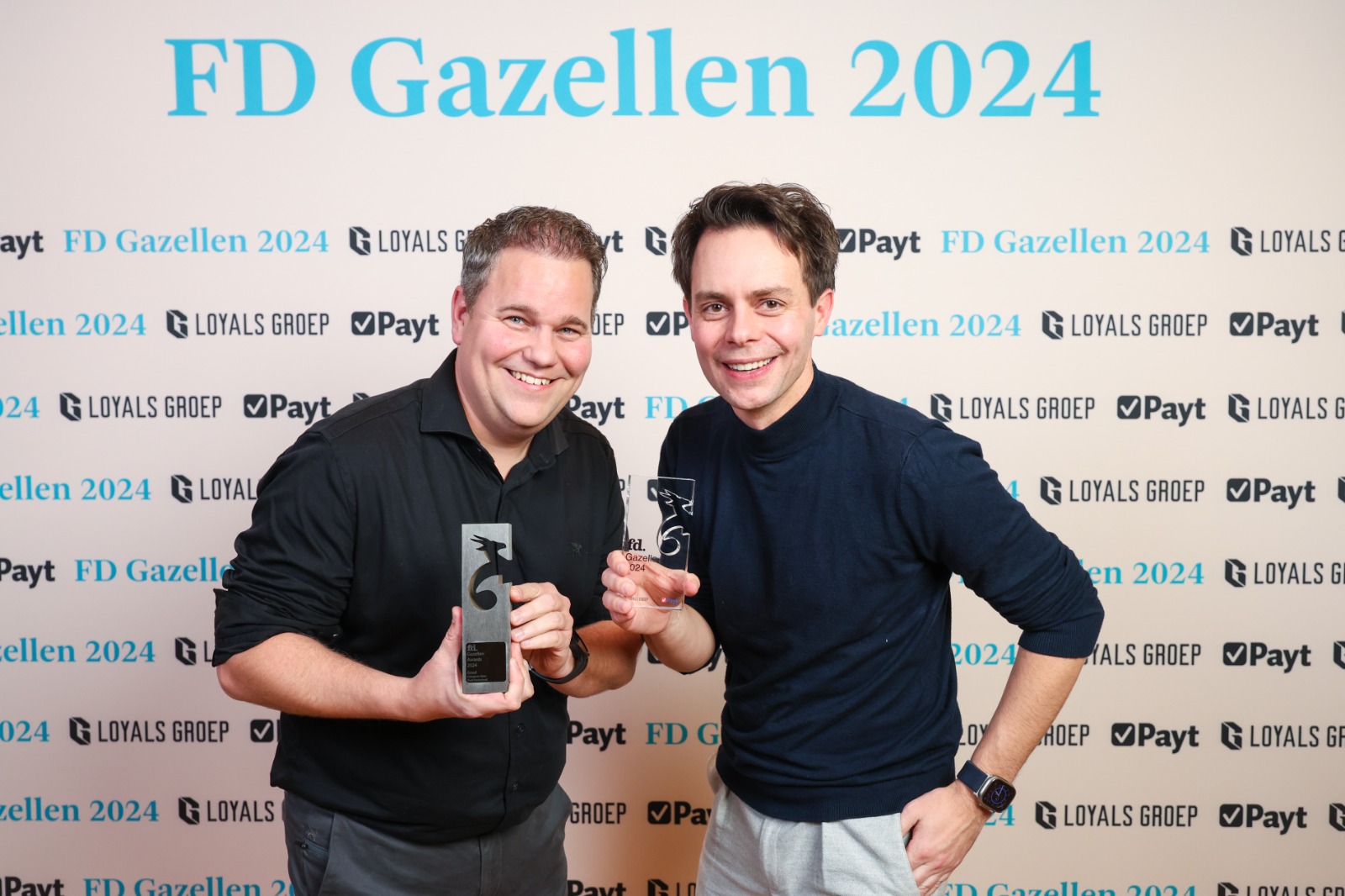 Bo Pennings en Niels Heijligers met de prijzen in hun handen van de Gouden FD Gazelle 2024