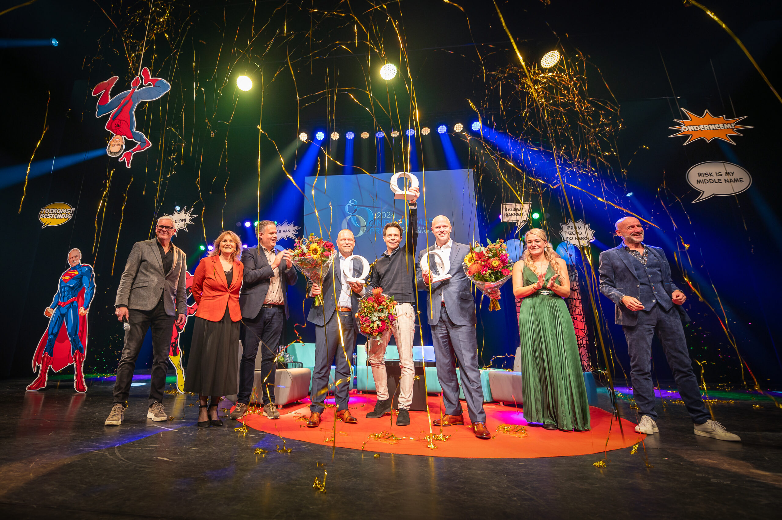 Bo Pennings met de prijs in zijn hand op het podium van de Ondernemersprijs Land van Cuijk & Noord-Limburg