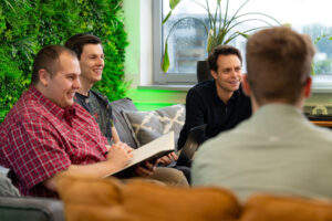 Team van Wux in overleg over een toegankelijke website volgens de European Accessibility Act (EAA)