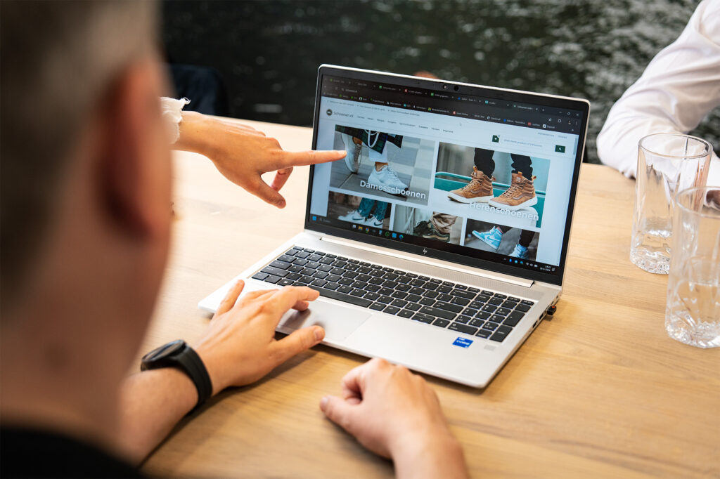 Twee collega’s van digital agency Wux analyseren de gebruikerservaring van een webshop.
