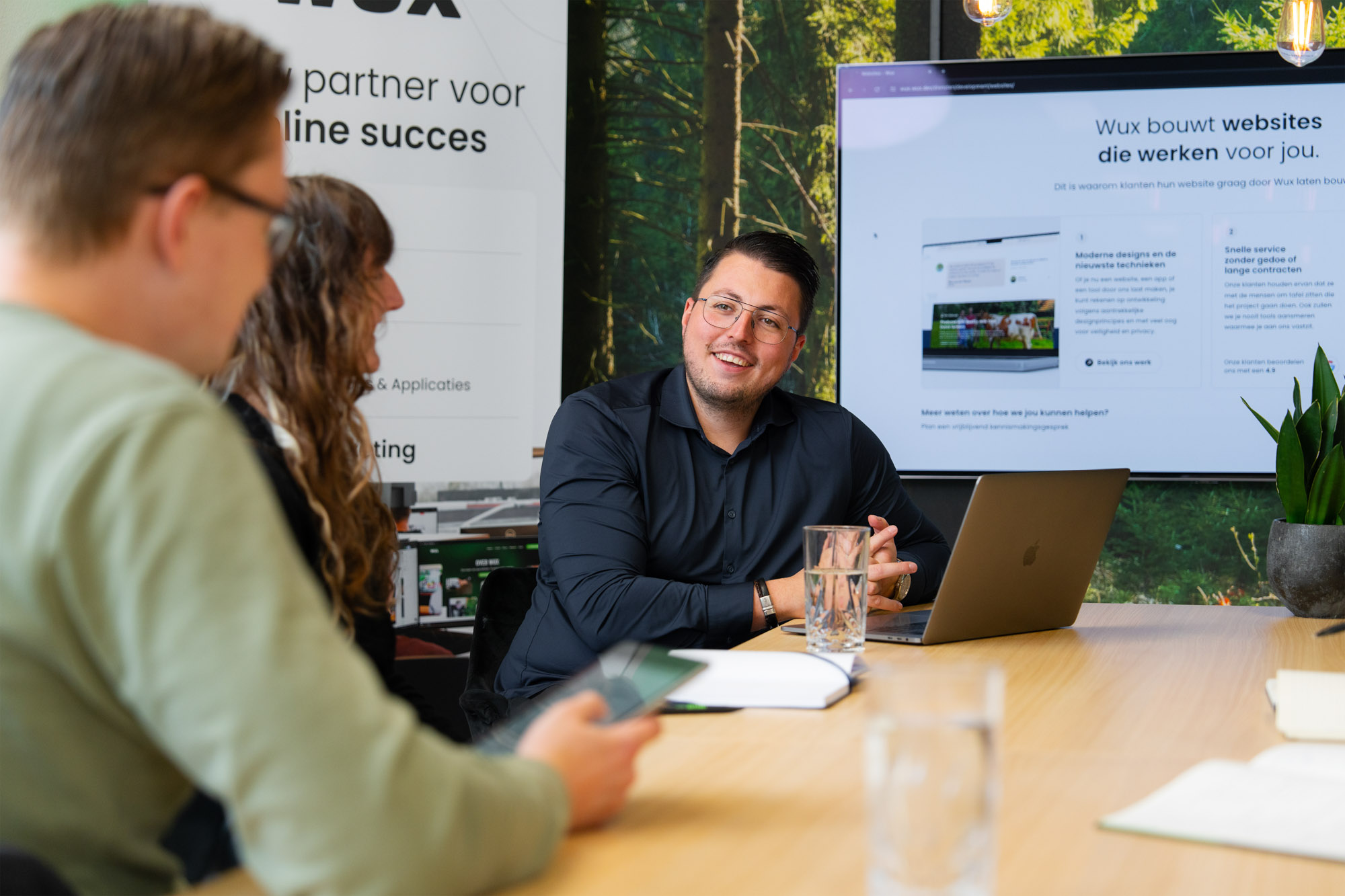 Teambespreking over hoe een website EAA-conform gemaakt kan worden.