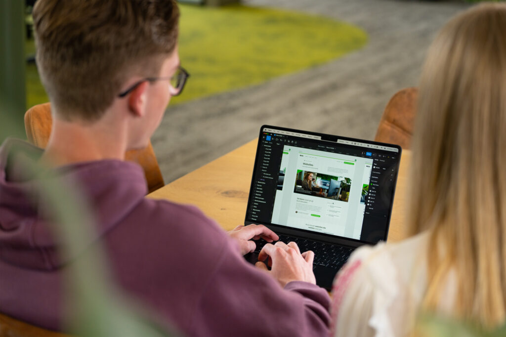 Medewerker van Wux werkt samen met collega’s aan de ontwikkeling van een maatwerk WordPress-plugin