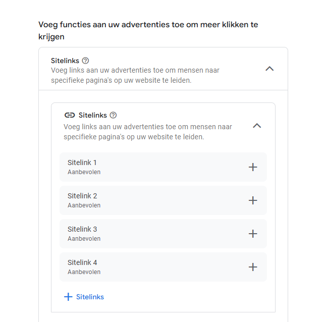 Google Ads-sectie om sitelinks toe te voegen aan advertenties, met aanbevolen sitelinks die mensen naar specifieke pagina’s leiden.