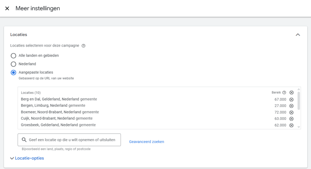 Scherm met locatie-instellingen voor een Google Ads-campagne, met opties voor alle landen, Nederland of aangepaste locaties, en een lijst met geselecteerde plaatsen.
