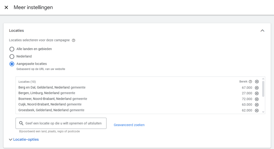 Scherm met locatie-instellingen voor een Google Ads-campagne, met opties voor alle landen, Nederland of aangepaste locaties, en een lijst met geselecteerde plaatsen.