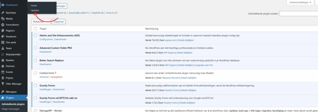 Overzicht van geïnstalleerde plugins in WordPress met een rode pijl die naar het menu-item ‘Updates’ wijst.