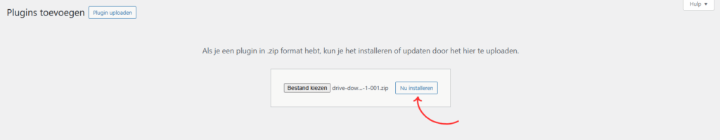 Scherm ‘Plugins toevoegen’ met een geselecteerd .zip-bestand en een rode pijl die wijst naar de knop ‘Nu installeren’.