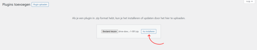 Scherm ‘Plugins toevoegen’ met een geselecteerd .zip-bestand en een rode pijl die wijst naar de knop ‘Nu installeren’.