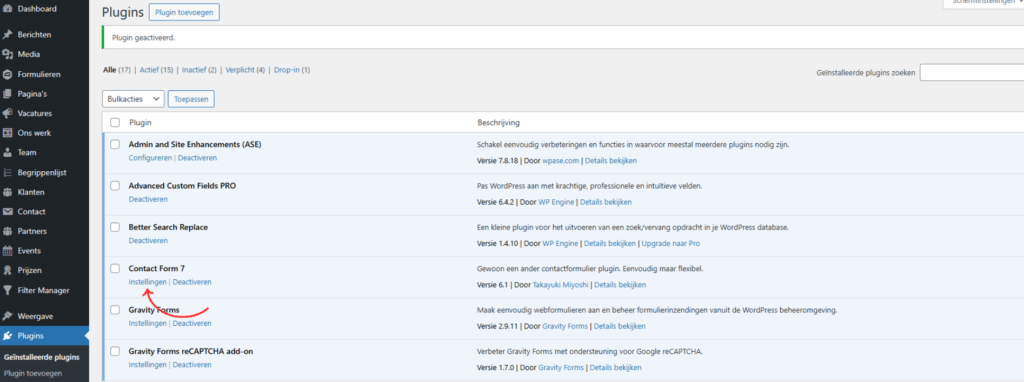 Overzicht van geïnstalleerde plugins in WordPress met een rode pijl die wijst naar de optie ‘Instellingen’ onder de plugin Contact Form 7.