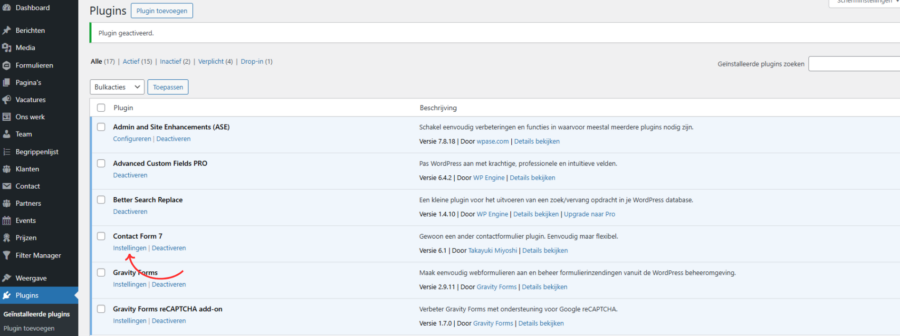 Overzicht van geïnstalleerde plugins in WordPress met een rode pijl die wijst naar de optie ‘Instellingen’ onder de plugin Contact Form 7.