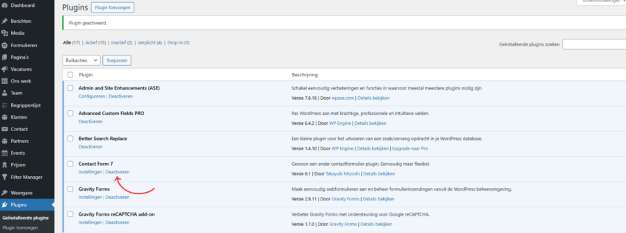 Overzicht van geïnstalleerde plugins in WordPress met een rode pijl die wijst naar de optie ‘Deactiveren’ onder de plugin Contact Form 7.