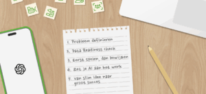 Visuele weergave van een AI-stappenplan met een notitieblok waarop vijf stappen staan voor succesvolle AI-implementatie in een bedrijf.