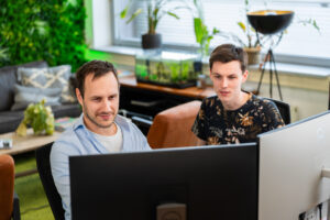 Twee collega’s bespreken AI-oplossingen en strategie.