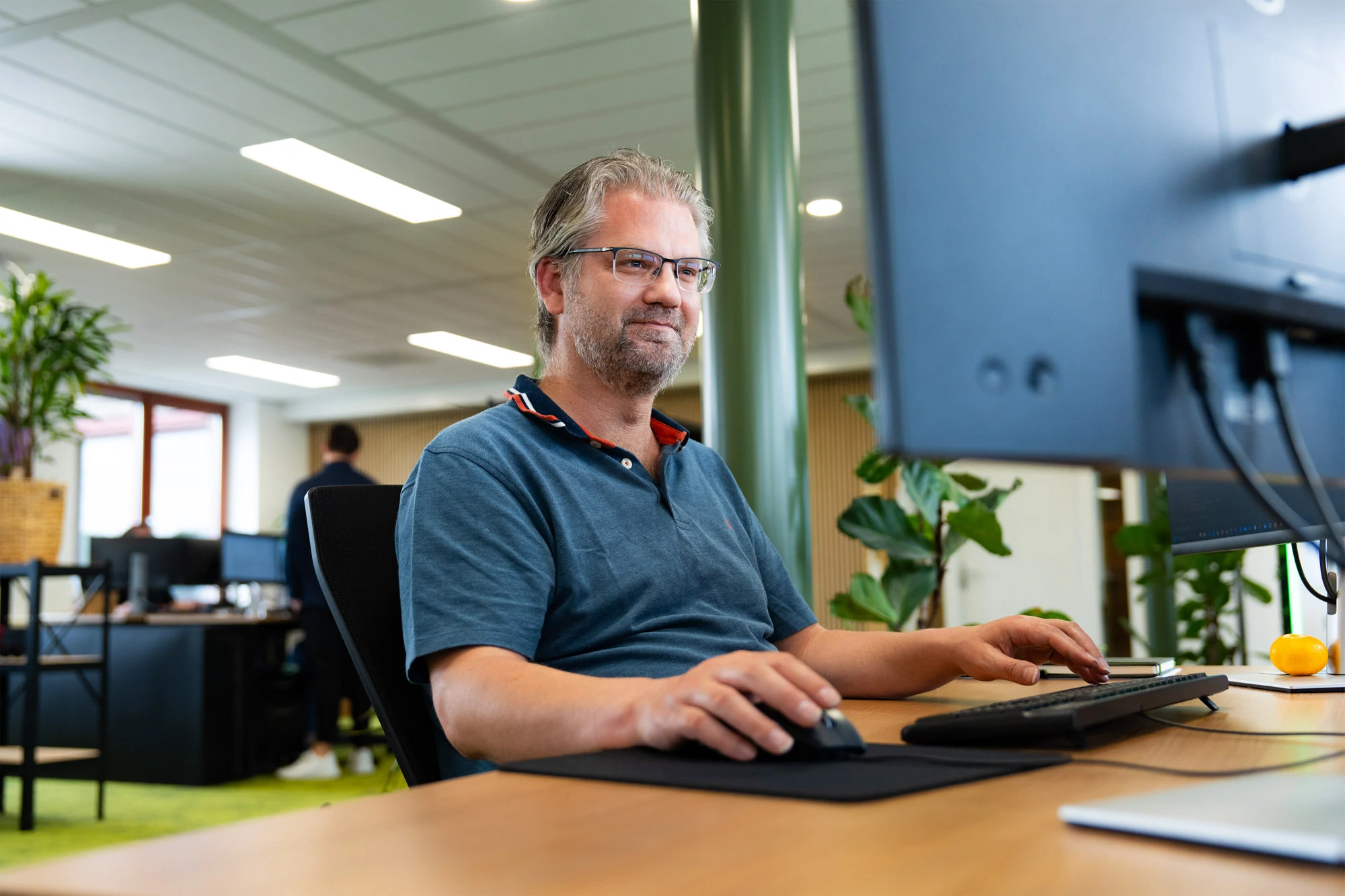 Developer werkt volgens agile methodiek aan softwareontwikkeling op kantoor.