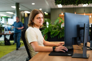 Jonge developer werkt aan code voor Wordpress beveiliging op het moderne kantoor van Wux.