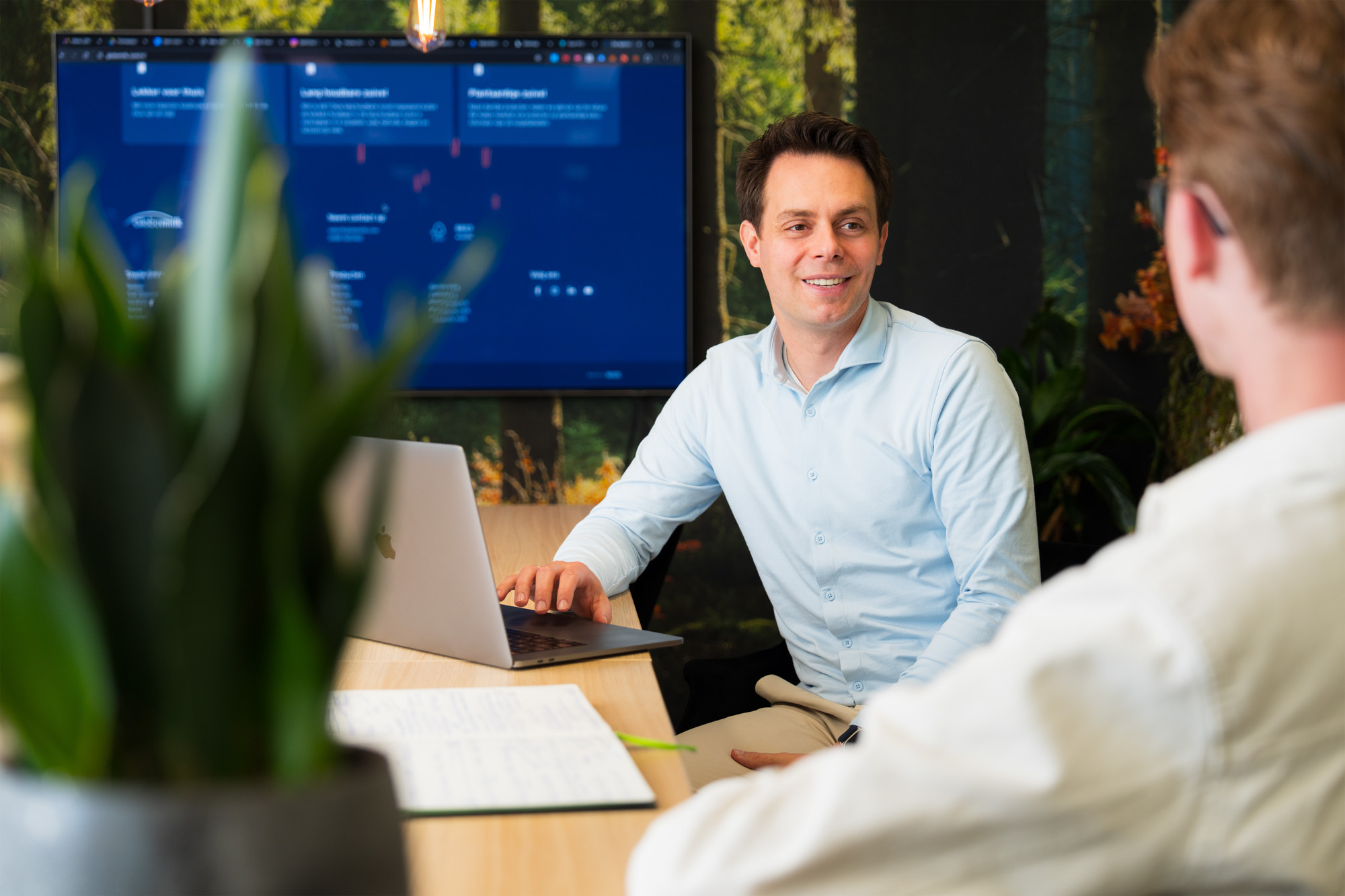 Twee collega's bespreken AI promptcreatie met behulp van de RECIPE-methode.