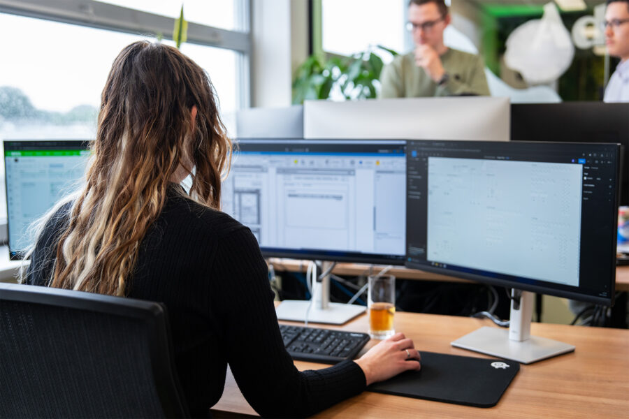 Marketingmedewerker voert zoekwoordenonderzoek uit op kantoor van Wux.