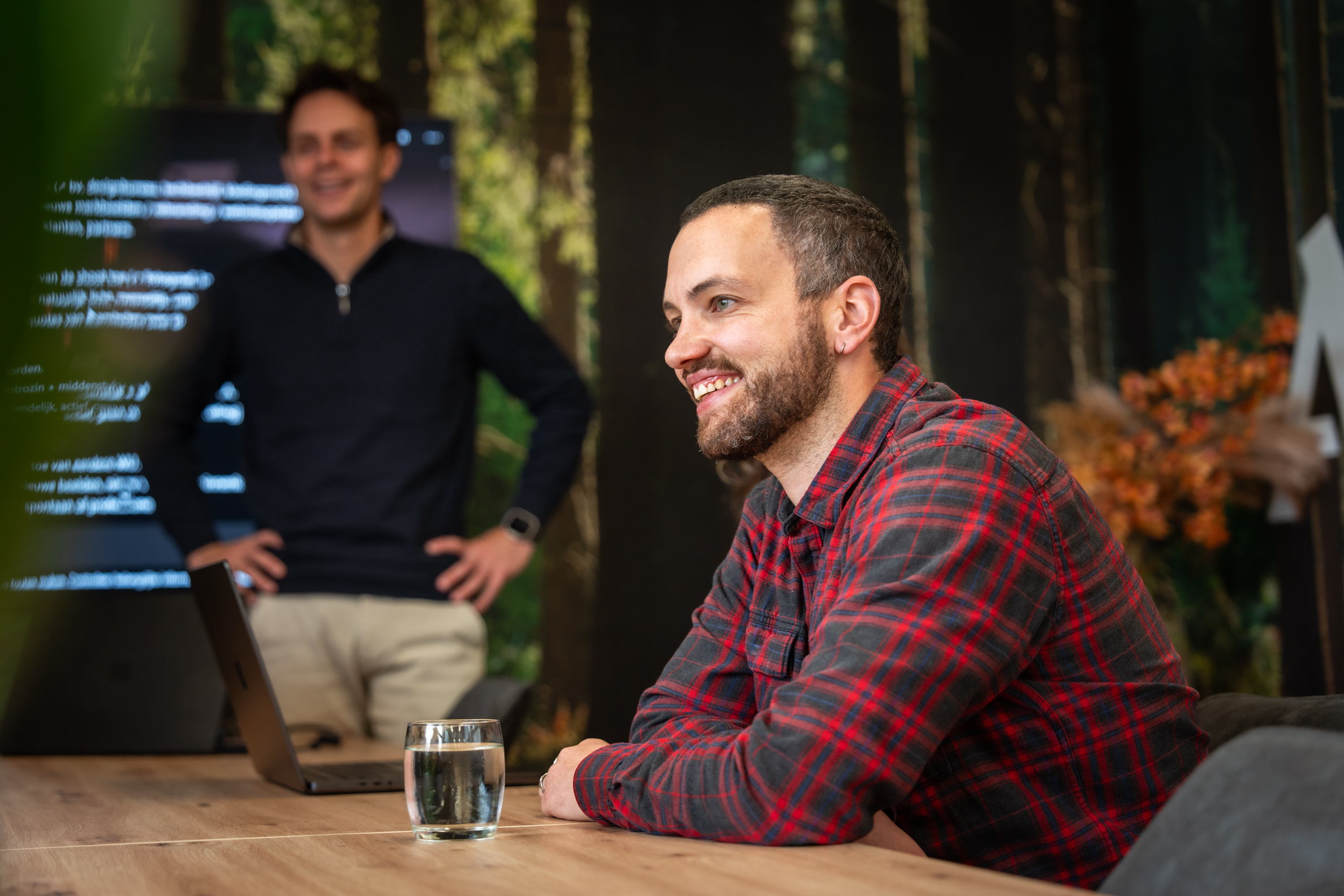 Wux medewerker geeft presentatie met marketing collega