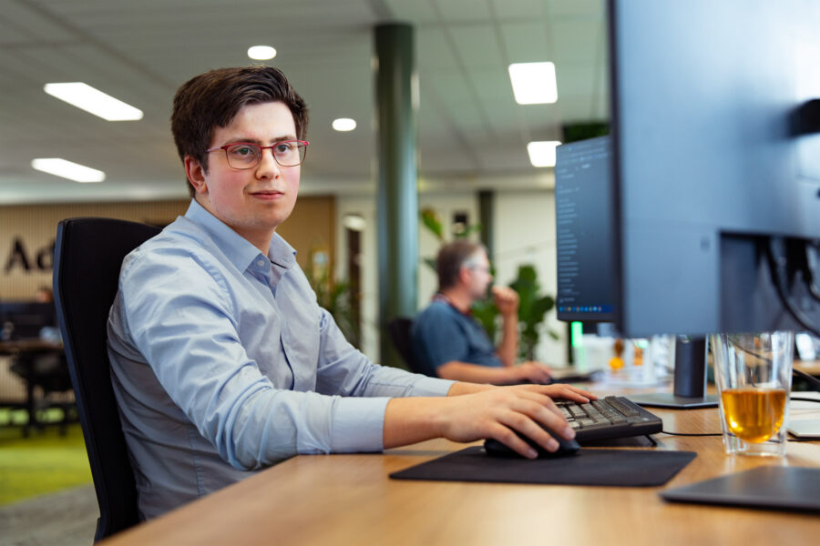 Programmeur van Wux ontwikkelt front-end koppeling voor een headless CMS op zijn werkplek.