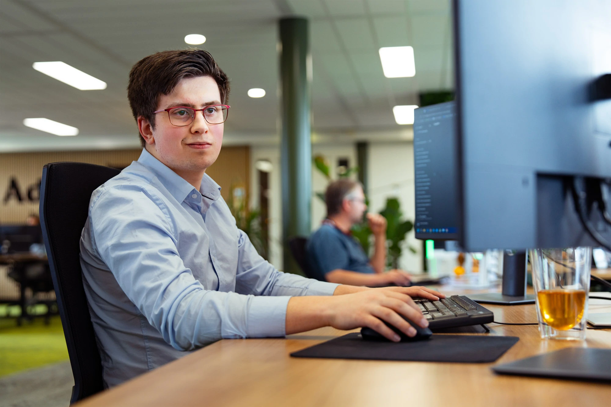 Programmeur van Wux ontwikkelt front-end koppeling voor een headless CMS op zijn werkplek.
