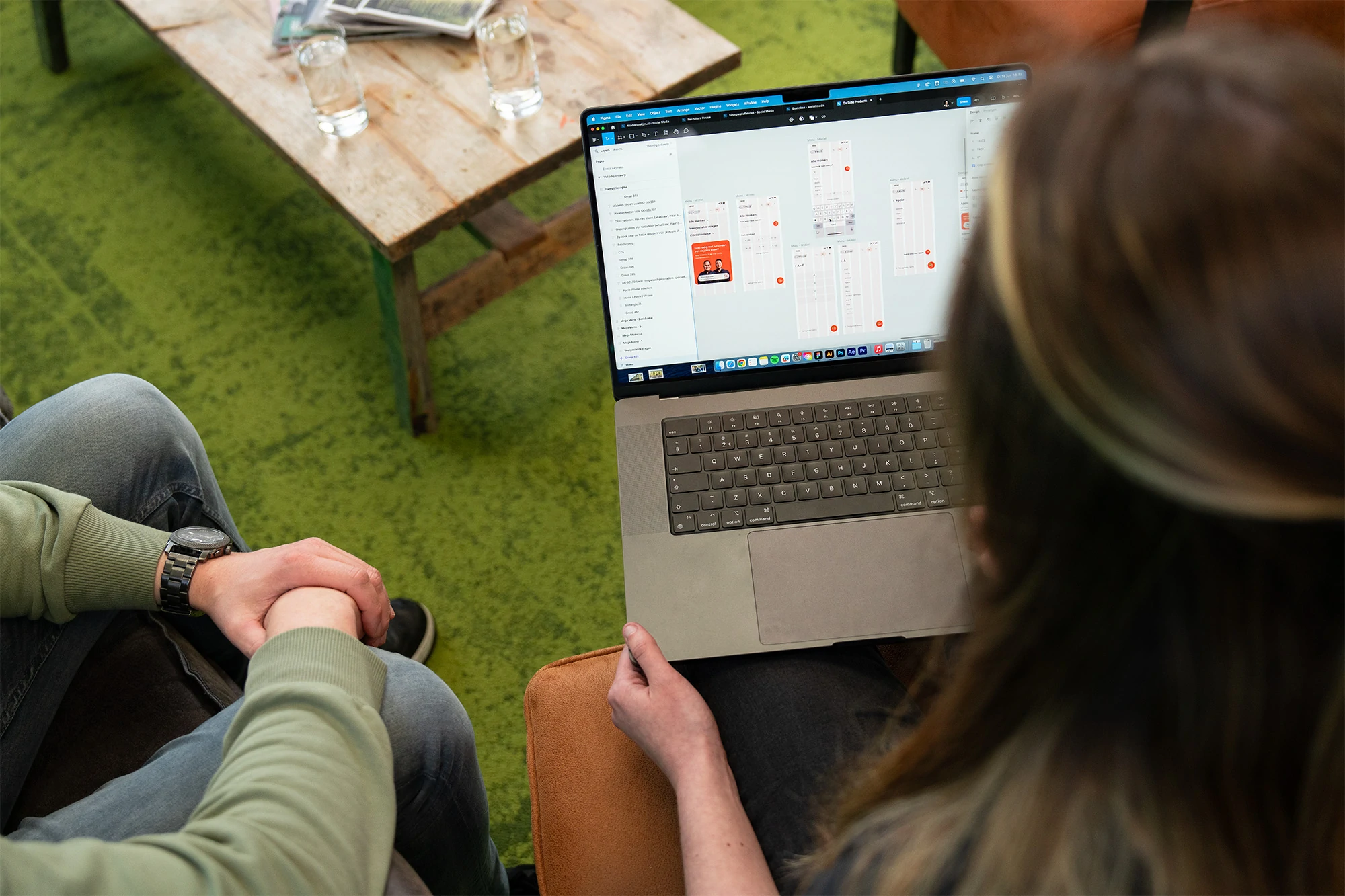 Medewerker toont ontwerp van een B2B-portaal op laptop, met overzicht van digitale processen en klantstromen.