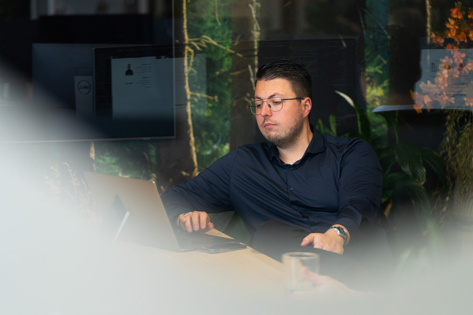 Medewerker werkt aan de inrichting van een e-learningportaal, met focus op digitale kennisdeling en online trainingen.