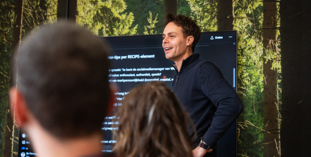 AI-specialist van WUX geeft een presentatie over het toepassen van kunstmatige intelligentie en slimme prompts