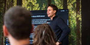 AI-specialist van WUX geeft een presentatie over het toepassen van kunstmatige intelligentie en slimme prompts