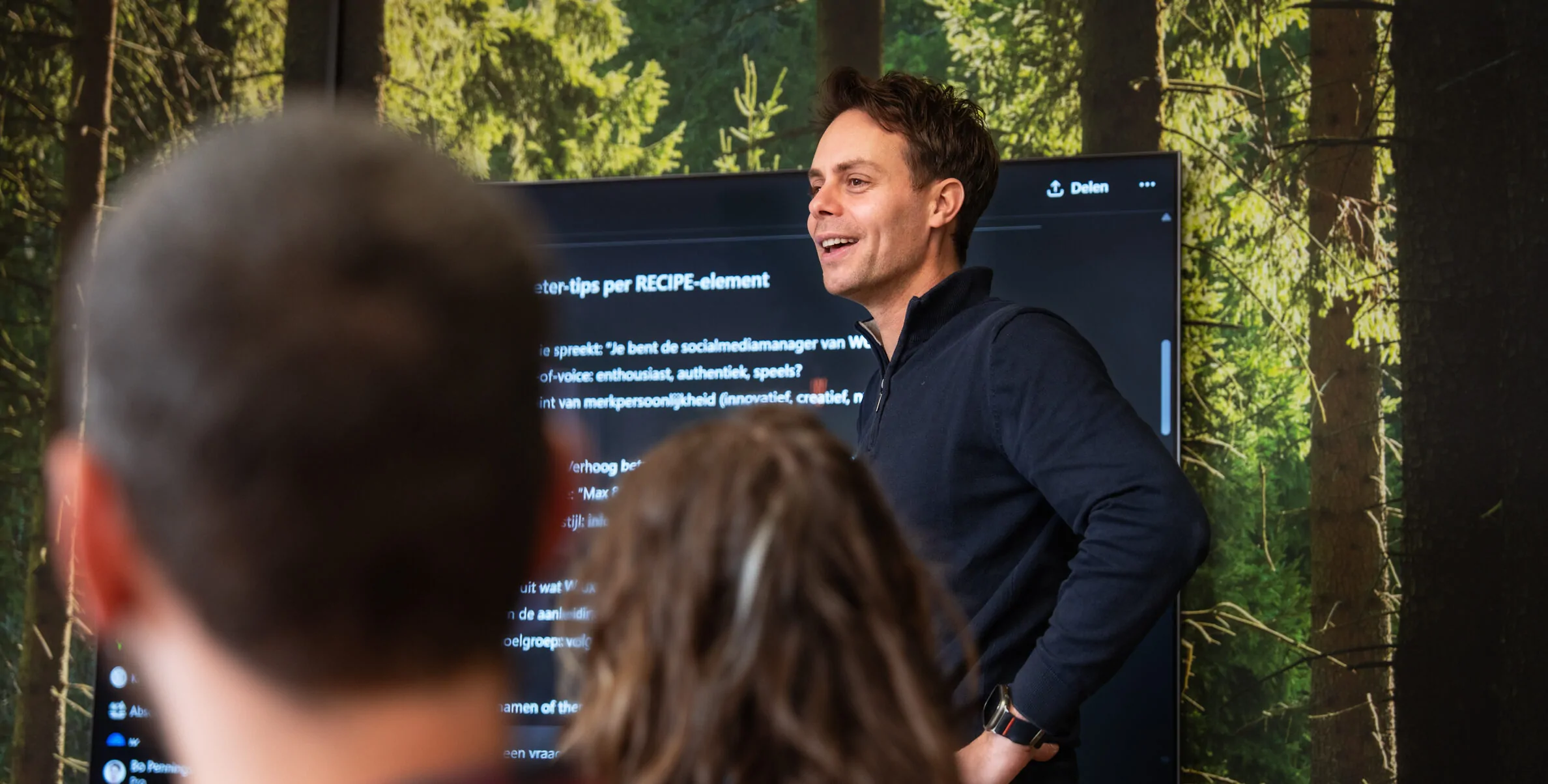 AI-specialist van WUX geeft een presentatie over het toepassen van kunstmatige intelligentie en slimme prompts