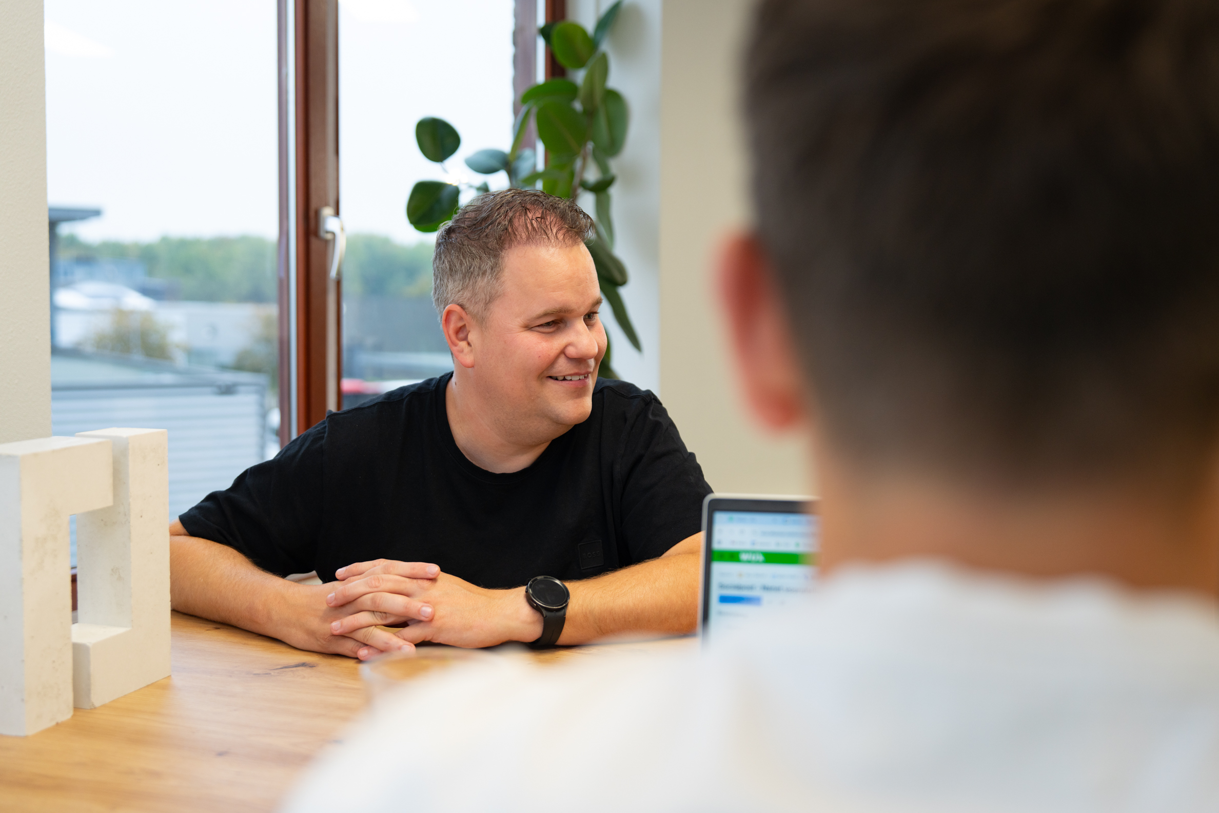 Collega’s overleggen over een leadgeneratiecampagne bij WUX, met focus op online groei en conversiestrategie