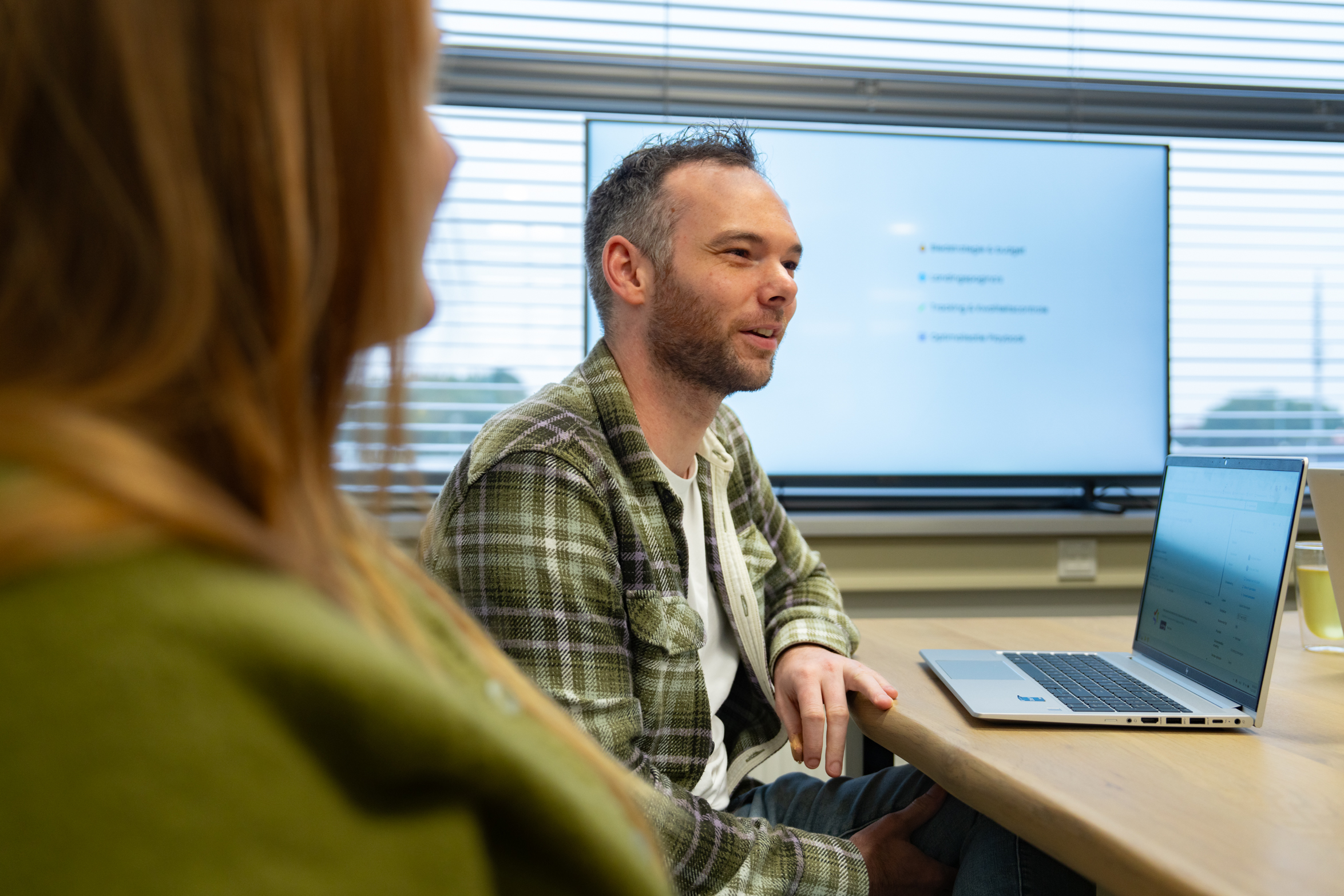 Online marketeers bespreken affiliatemarketingstrategieën en prestatiedata tijdens een overleg bij WUX