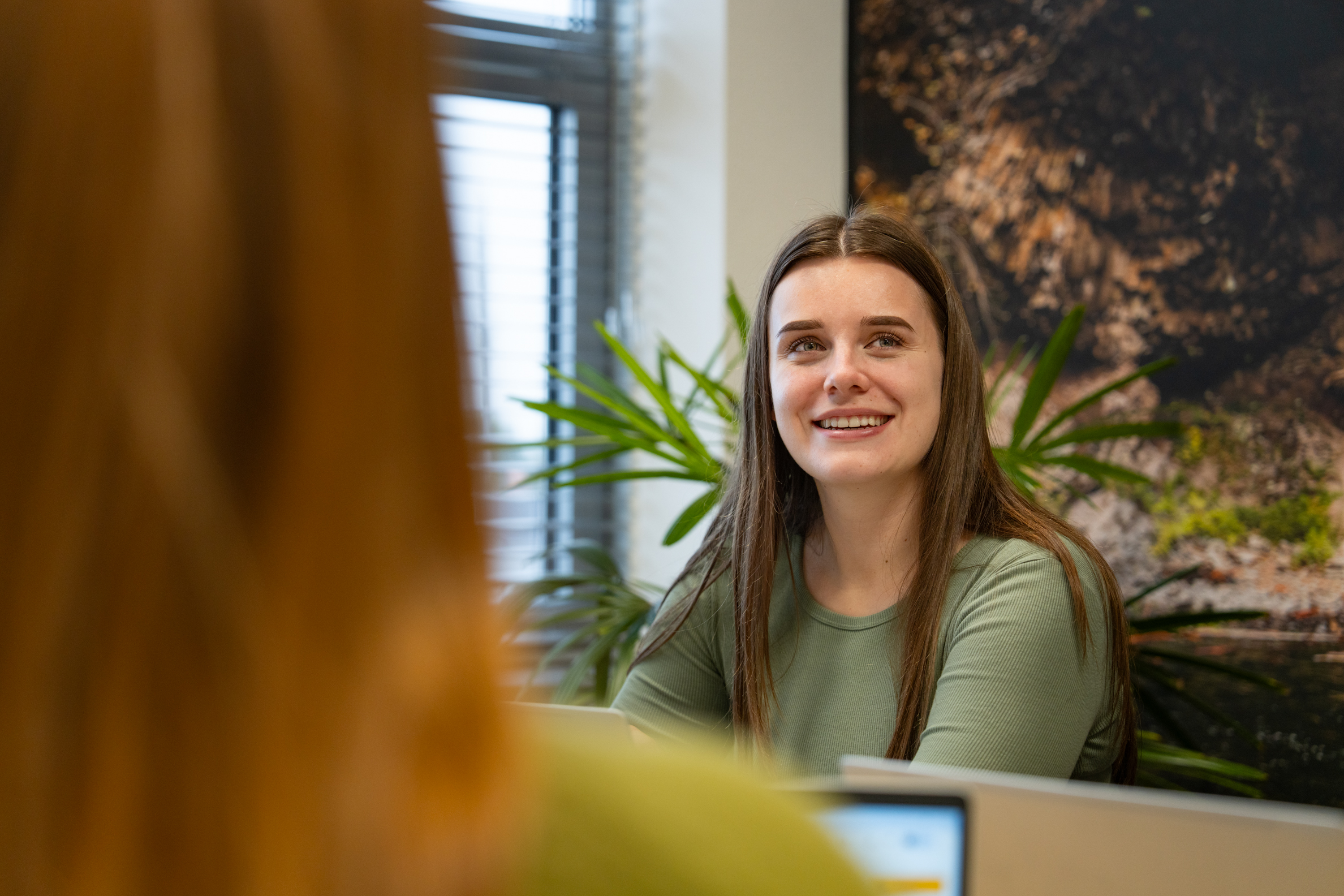 SEO-specialist van Wux bespreekt linkbuildingresultaten tijdens een werkoverleg.